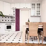 Spacious And Central Apartment