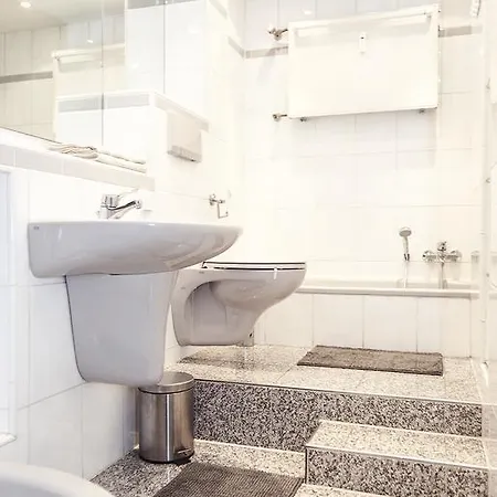 Spacious And Central Apartment Düsseldorf
